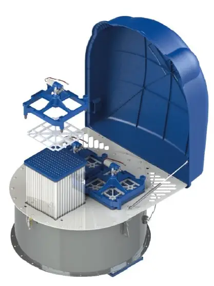 Silotop der WAM. Ein System, das auf einem Silo angebracht ist. Unten der Siloeingang, darüber eine Platte. In der Platte steckt ein rechteckiges Filterelement. Dahinter weitere quadratische Elemente zur Filterung. Im rechten Winkel zur Anlage der Deckel in Blau, der alles bedecken kann. Auf schuettgutmagazin.de