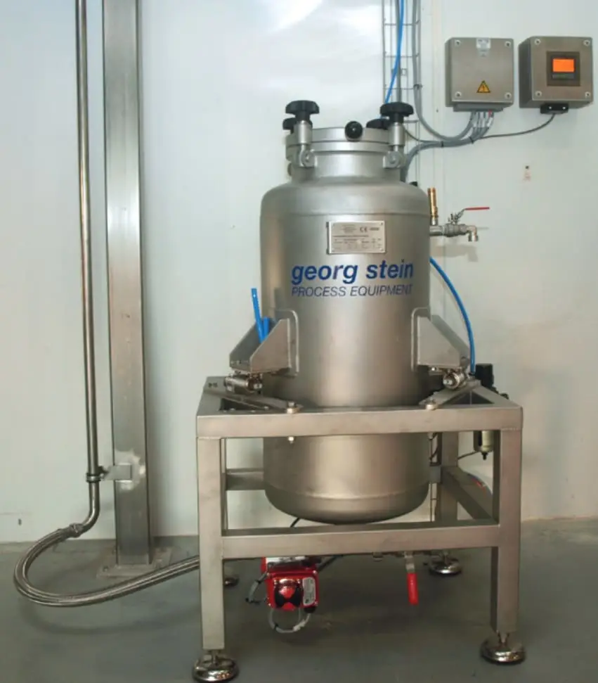 Aufgabestation für Flüssigkeiten angeschlossen und mit Schriftzug Georg Stein Process Equipment