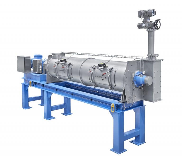 Lödige Mischer auf blauem Stahl-Metallgestänge. Hinten links ein Kompressor und andere Bestandteile des Antriebs und der Technik. Rechts davon in den Vordergrund ragen ein vertikal liegender Mischer mit zwei Öffnungsklappen.