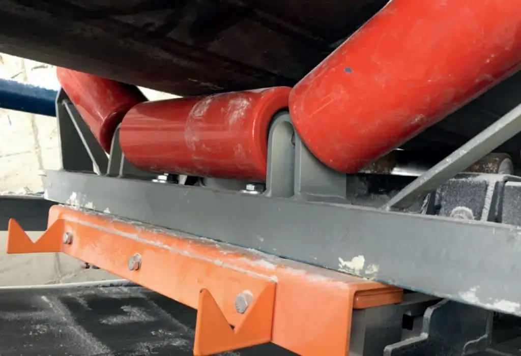 Drei rollen unter einem Förderband, die zu einer Bandwaage gehören.