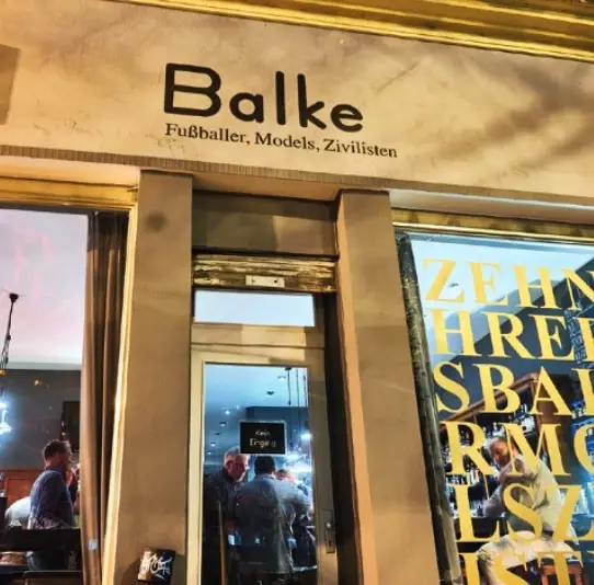 Lokal Balke in Dortmund mit der Aufschrift Fußballer, Models, Zivilisten über der Türe.