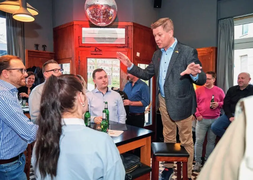 Tom Henning, Präsident des DSIV, steht auf den unteren Str