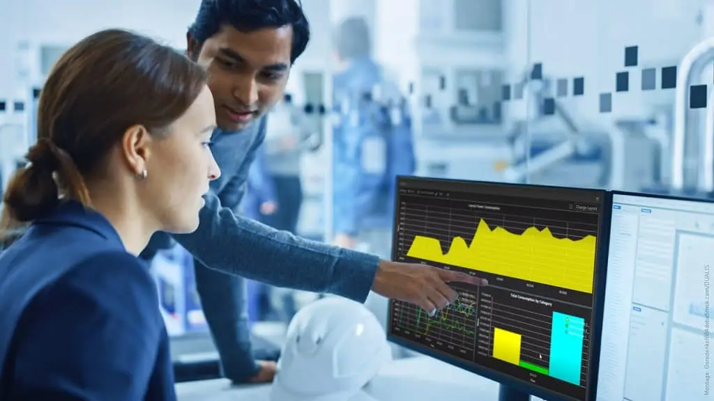 Mitarbeiter eines Unternehmens betrachten zwei Bildschirme mit Daten einer Simulation