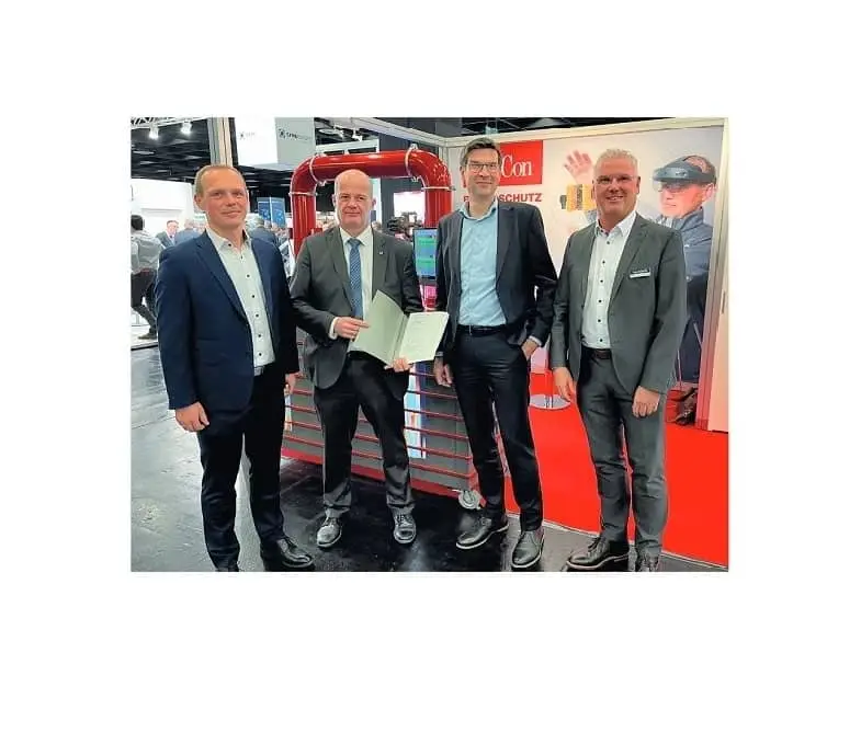 Auf einem Messestand überreicht der VDM ein Zertifikat. vlnr: Nils Vespermann, Produkt Manager Fagus GreCon Greten, Gunnar Bellingen, Leiter Labore VDS, Michael Mehlhorn, F&E Leiter Fagus GreCon Greten, Mathias Fischer, Head of Sales Fagus GreCon