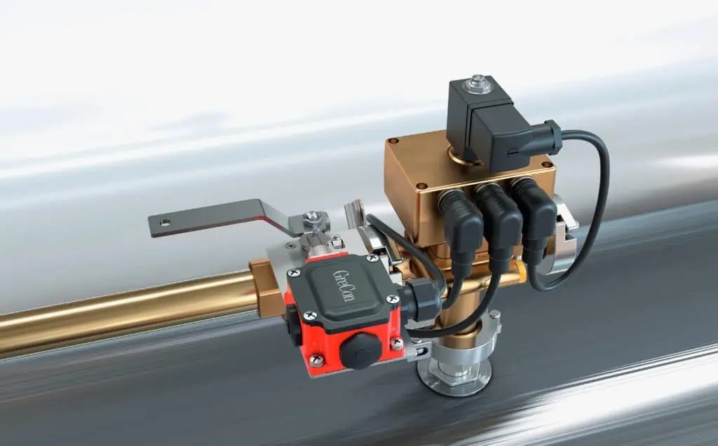 Löschautomatik IEM der Fagus GreCon. Links ein Rohr, dann ein roter Kasten mit Hebel, darauffolgend ein roter Aufsatz mit Kabeln, die Verteilern von Autos ähneln. Oben auf eine Meldelampe. Unter allem eine Armatur
