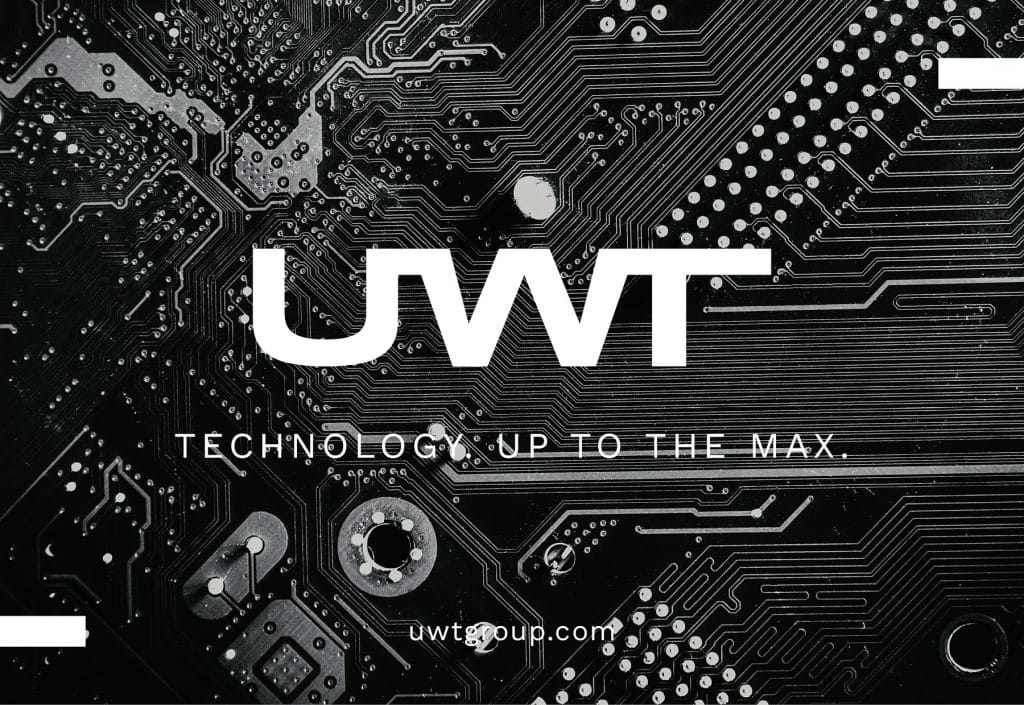 Schwarze Leiterplatte mit dem weißen neuen UWT Logo und dem Slogan Technology. Up to the Max. uwtgroup.com