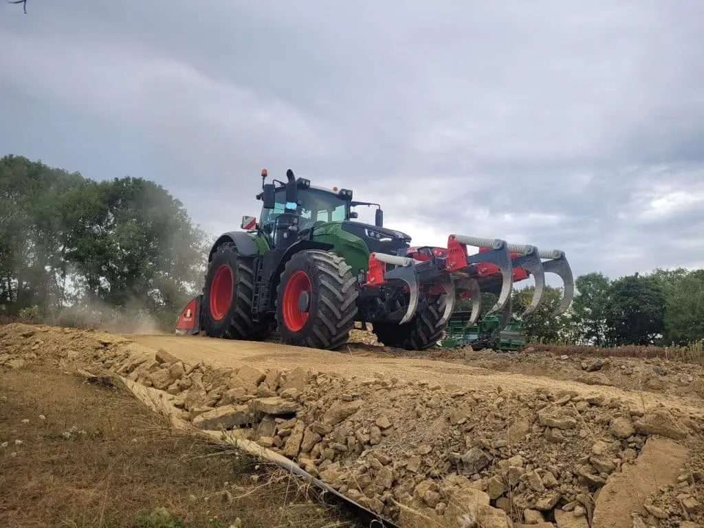PTH Traktor mit einem Vorgespannt zum Tiefengraben