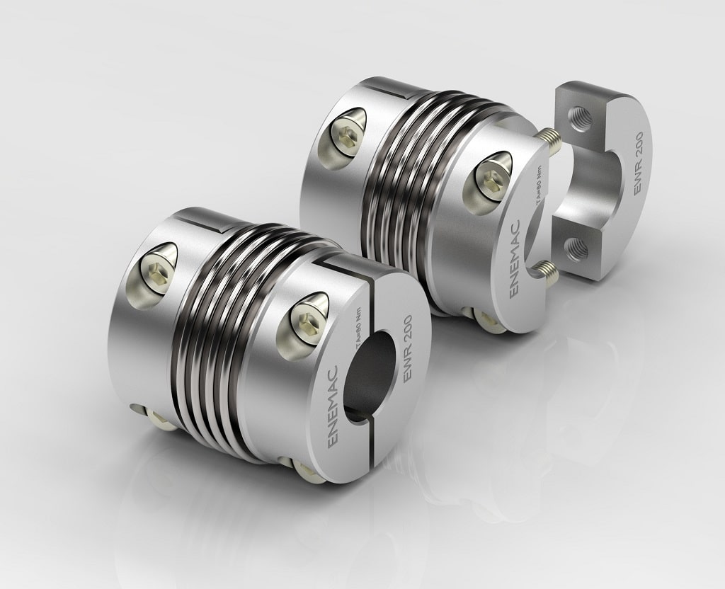 Zwei Industriekuppelungen mit Halbschalen Variante der Enemac als Produktbild. Rechts und links von dem rohrähnlichen Gebilde sind Schrauben und eine Seite des „Rohrs“ kann, um ein Verbindungsteil einzustecken, abgeschraubt werden. Der Mittelteil ist mit Ringen optisch von den abnehmbaren Teilen abgesetzt.