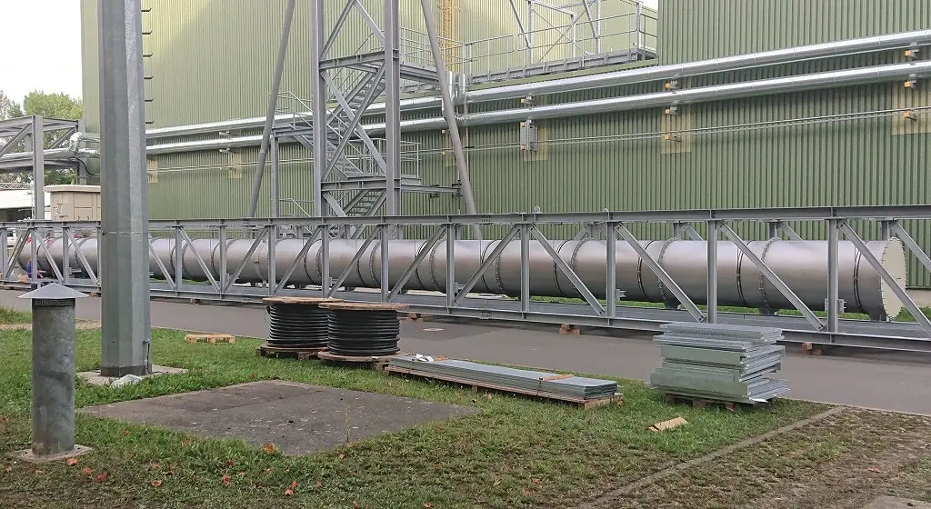 32 Meter Rohrbrücke der Jacob Rohre vor einer Industriehalle, die auf einem modularen Schienensystem liegt.