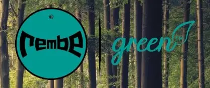 Das grüne REMBE Logo, das aussieht wie eine Billardkugel mit dem sich zur Mitte verjüngenden Schriftzug rembe vor einem Waldbild. Rechts daneben der Schriftzug green mit einem Trade Mark Zeichen, im gleichen Farbton wie die Farbe des Logos.