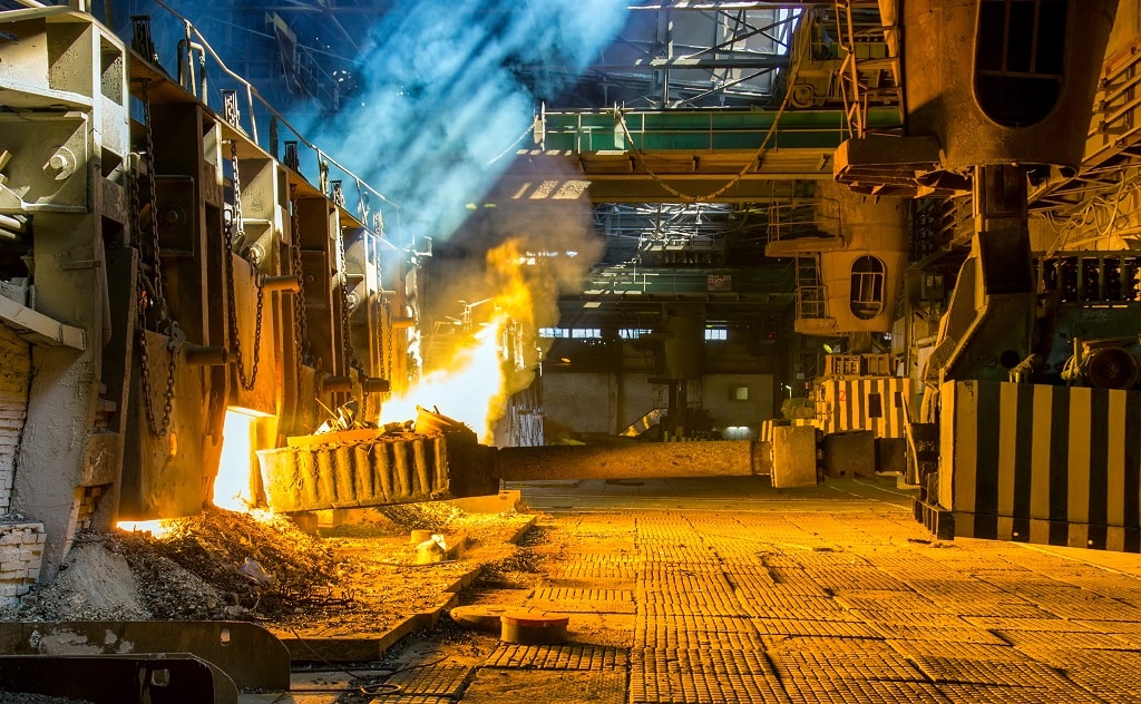 Stahlwerk, links offener Ofen.