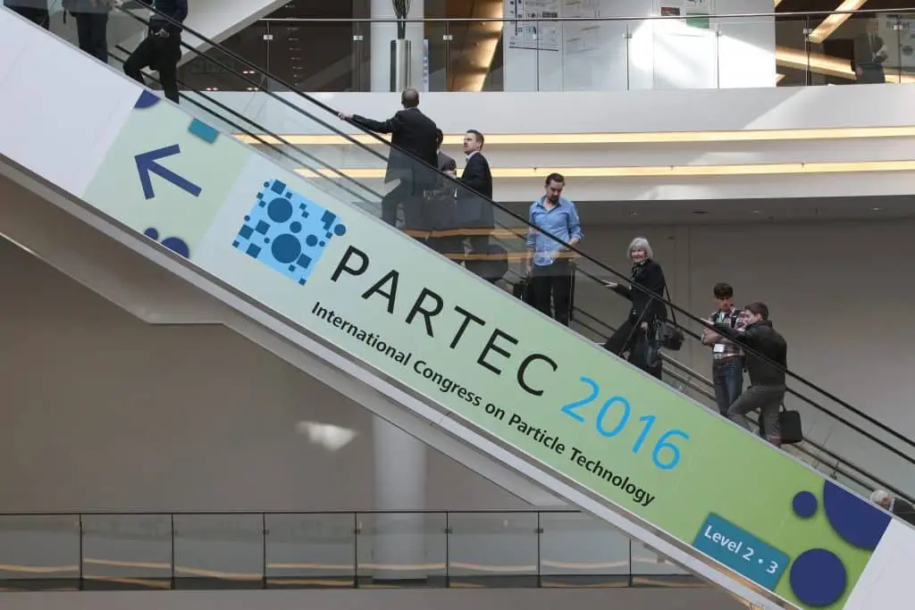 Rolltreppe auf der PARTEC 2016, auf der einige Besucher stehen.