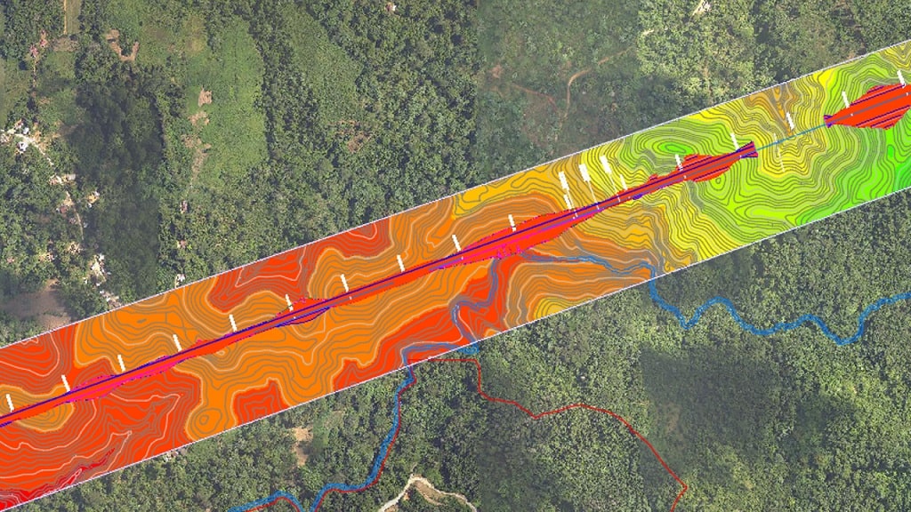 Foto einer Landschaft aus der Vogelperspektive mit einem Computer animierten Programm, dass die Topografie in Farben von Rot bis Grün für die Auslegung eines Förderbandes sichtbar macht.
