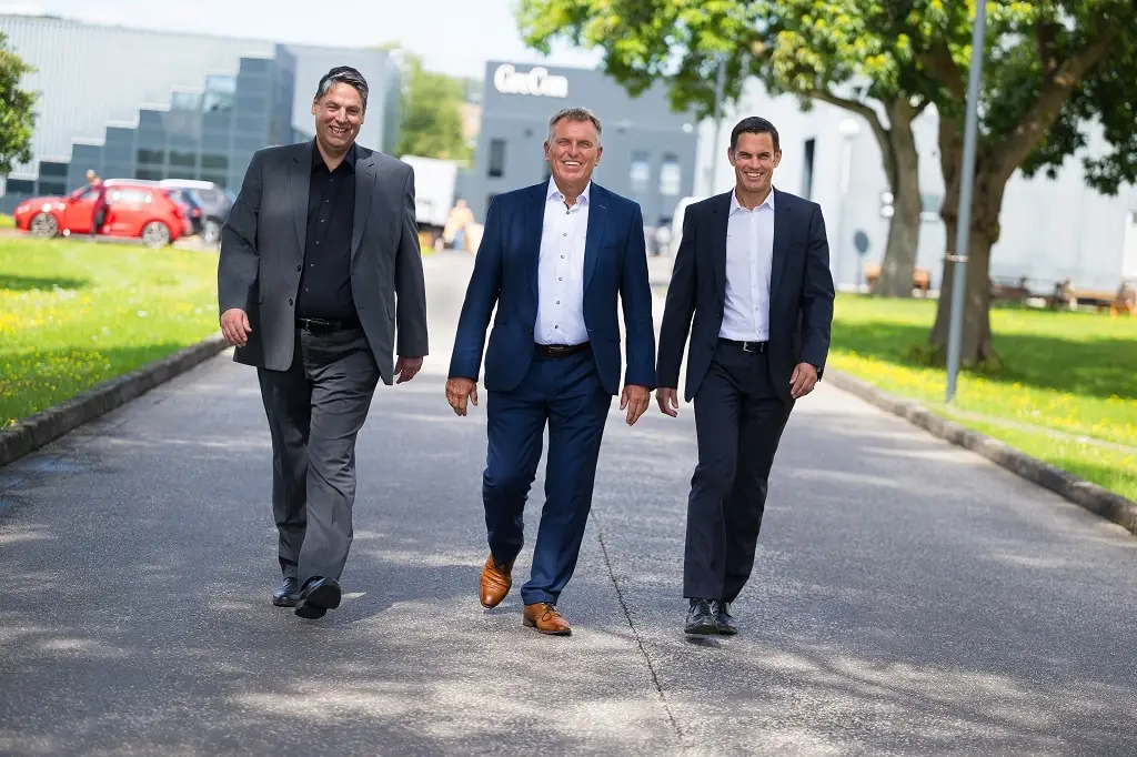 Michael Gawronski, Dipl.-Kfm. Uwe Kahmann und Dipl.-Ing. Alexander Kuppe im Hintergrund ein GreCon Gebäude