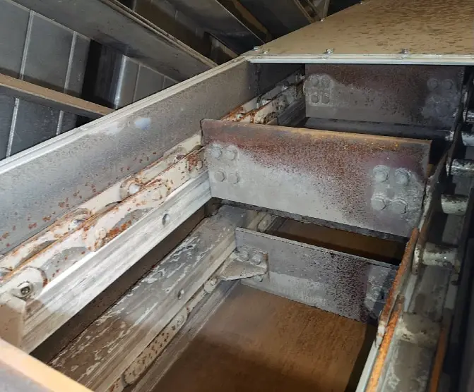 Förderband eines Aschekratzers in der Produktion.