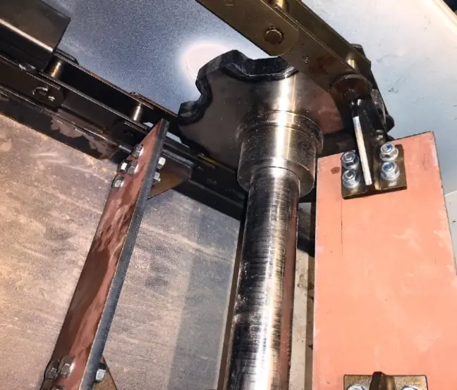 Eine Achse mit einem Kettenrad eines Becherwerks, in einem Industriewerk