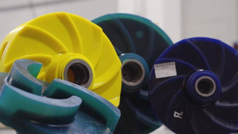 Laufräder für den Pumpenbetrieb. In der Mitte ein Gewinde und farblich auf andere Art gestaltete "Paddel" auf den Laufrädern in blau, grün und gelb