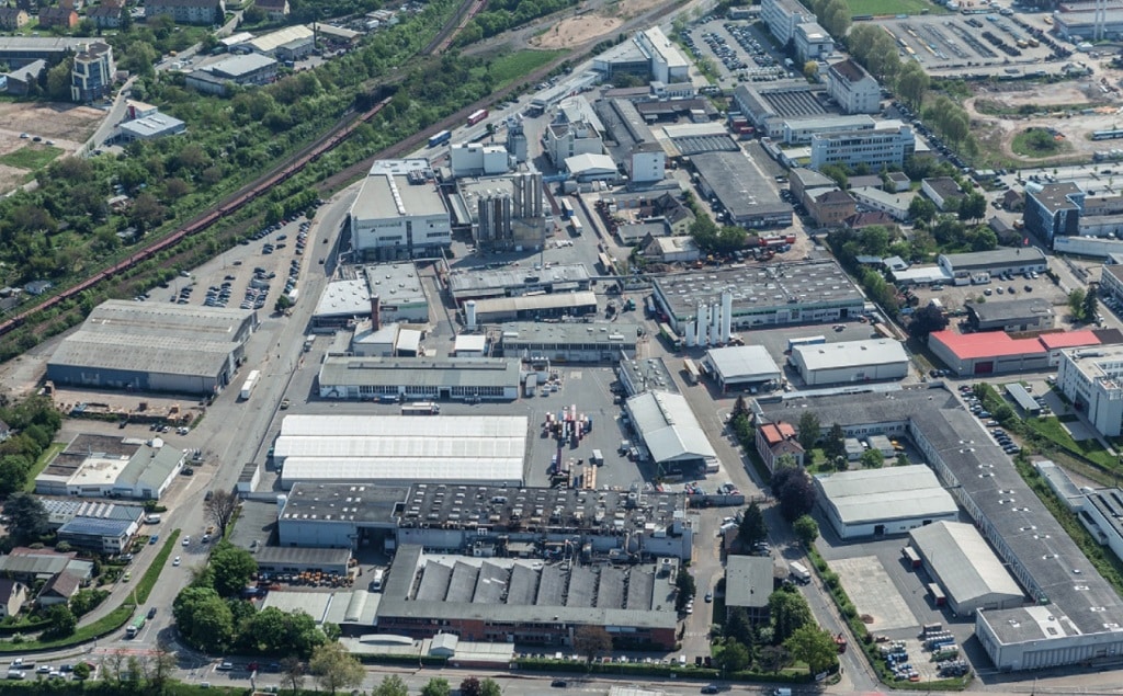 Das Henkel-Werk in Heidelberg aus der Vogelperspektive. Großer Industriekomplex.