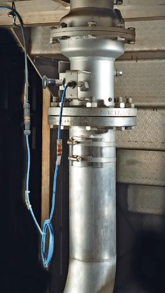 Nahaufnahme eines Ventex-Ventils zwischen zwei Rohren im Unterbau einer Produktionsstätte.