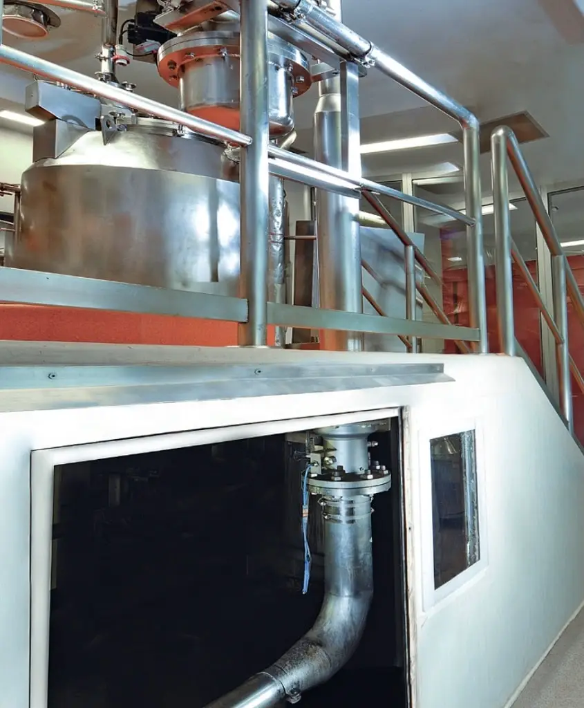 Industriefertigung auf zwei Ebenen. Unten ist hinter einer Klappe ein Ventex-Ventil eingebaut. Oben, auf der Empore sind prozesstechnische Geräte.