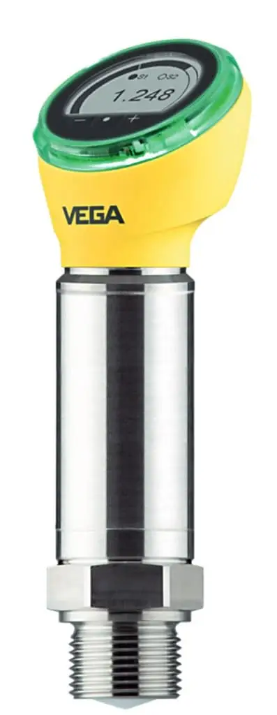 Rohrgewinde mit einem Sensor von Vega obendrauf. Gelber Sensor mit grüner Umrandung um die Anzeige.