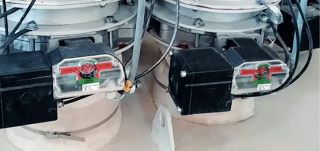 Zwei an Flanschen angebrachte Drehklappen mit pneumatischem Antrieb in einem Industrie-Betrieb.