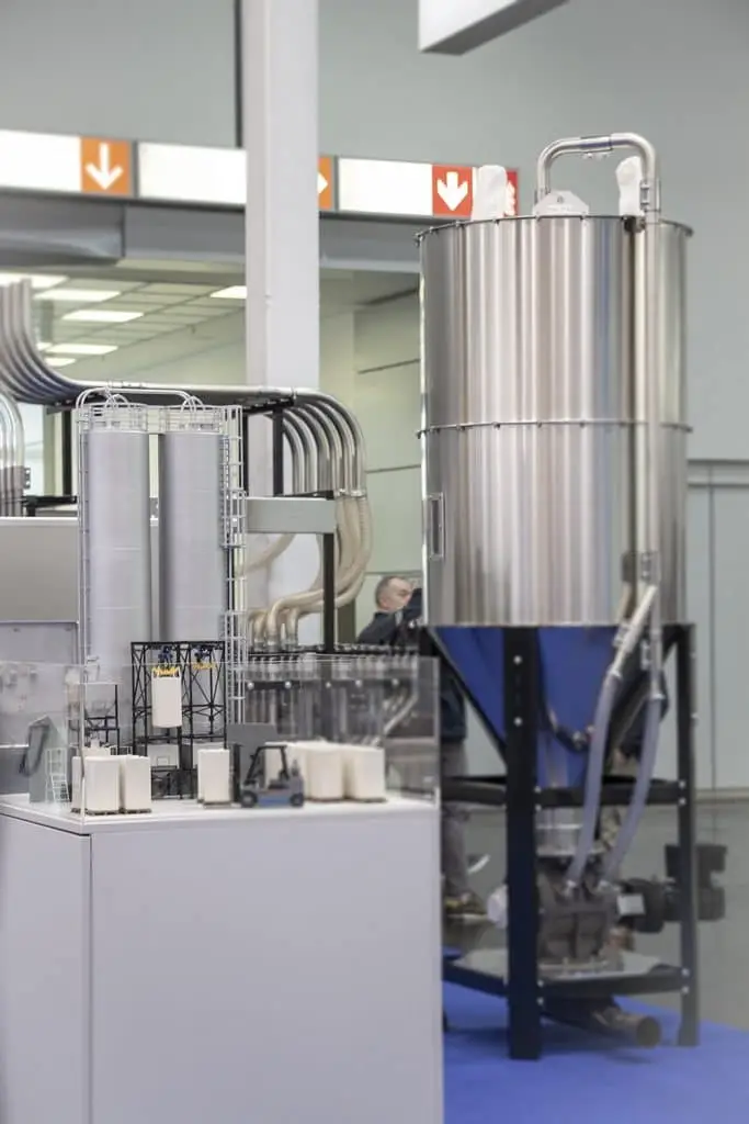 Messemodelle eines Silos und einer Siloanlage auf einem Messestand der Siloanlagen Achberg
