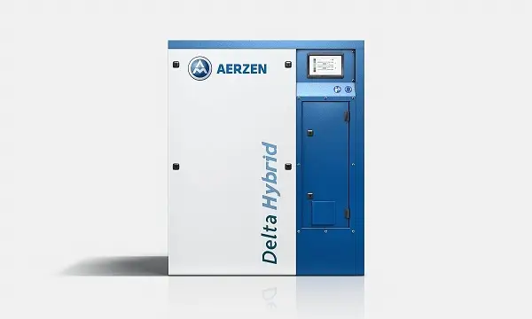 Kompressor leicht rechteckiger Metallkasten. Beschriftung links: Delta Hybrid der Aerzen auf weißem Hintergrund. Rechts blaue Farbe und einen Bildschirm im oberen Drittel. Darunter eine große Klappe ohne Beschriftung.