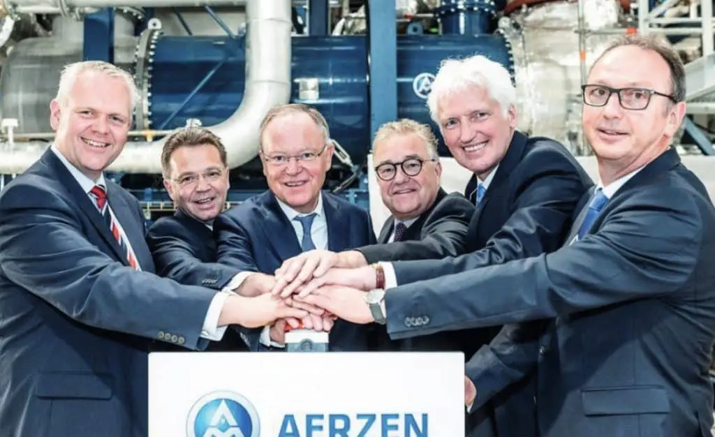 Mitarbeiter der Aerzener Maschinenfabrik mit Stephan Weil, MP Niedersachsen zum Startschuss First Run