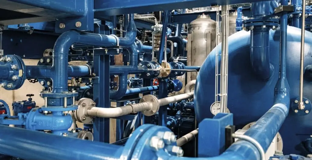Versuchsluftversorgungssystem von AERZEN, viele blaue Rohre und Behälter in einer Versuchsanordnung