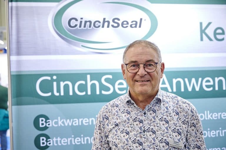 Andreas Eickmeier auf dem CinchSeal Messestand der Powtech 2023