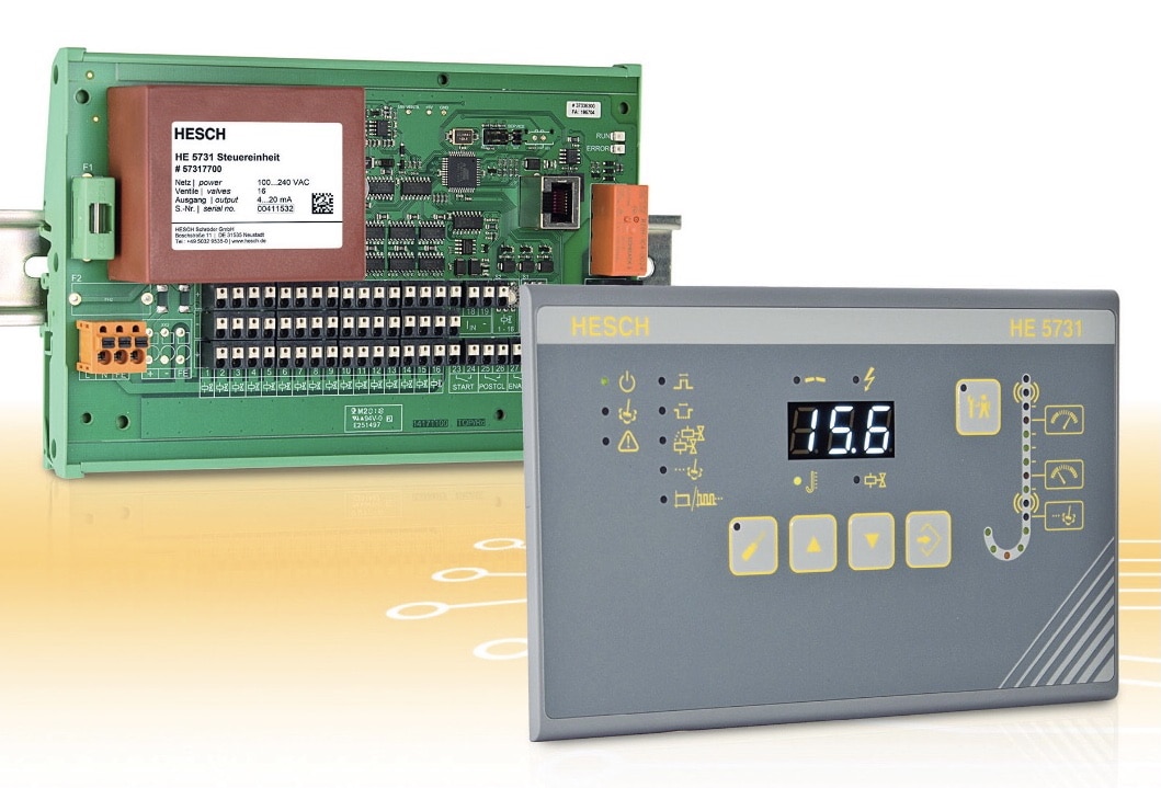 Eine Magnetventilsteuerung im Hintergrund die Leiterplatte mit Elementen, im Vordergrund das Panel der Steuerung.