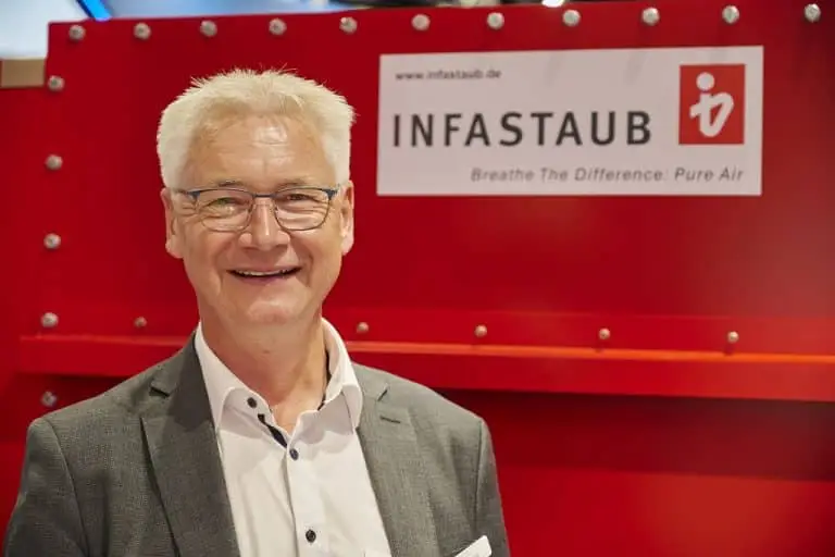 Bernhard Voss auf dem infastaub Messestand der Powtech 2023