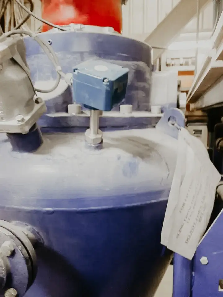 Druckbehälter in einer staubigen Industriehalle