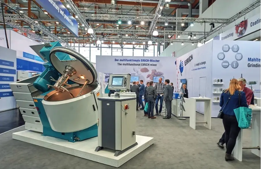 Messestand der Eirich mit einem Mischer im Vordergrund.