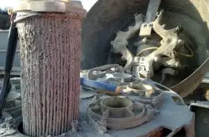 Industriefilterkartusche eines Überdruckdeckels auf einem Silo. Alles ist voller Staub, der Filter völlig verstopft.