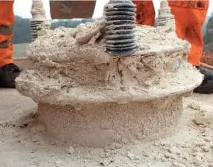 Mit Staub überdeckter Überdruckdeckel eines Silos