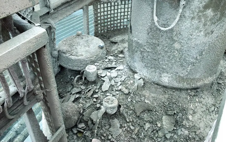 Material auf einem Silo, das um die Sicherheitskomponenten wie Schutt herumliegt.