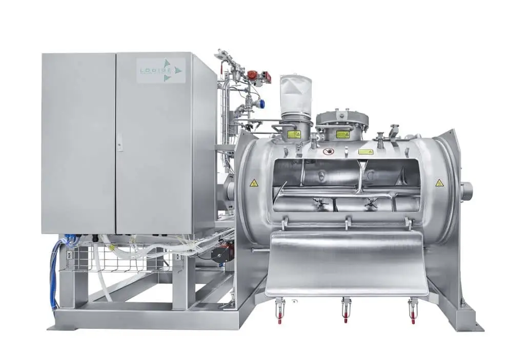 Industriemischer mit offener Klappe und Aufsätzen rechts, links davon eine Art Schaltkasten.