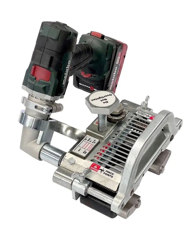 Industrie elektrischer Bandhobel. Links ein Akku-Antrieb von Metabo der den Hobel rechts davon antreibt. Der Industriehobel hat rechts einen großen Griff zur Bedienung.