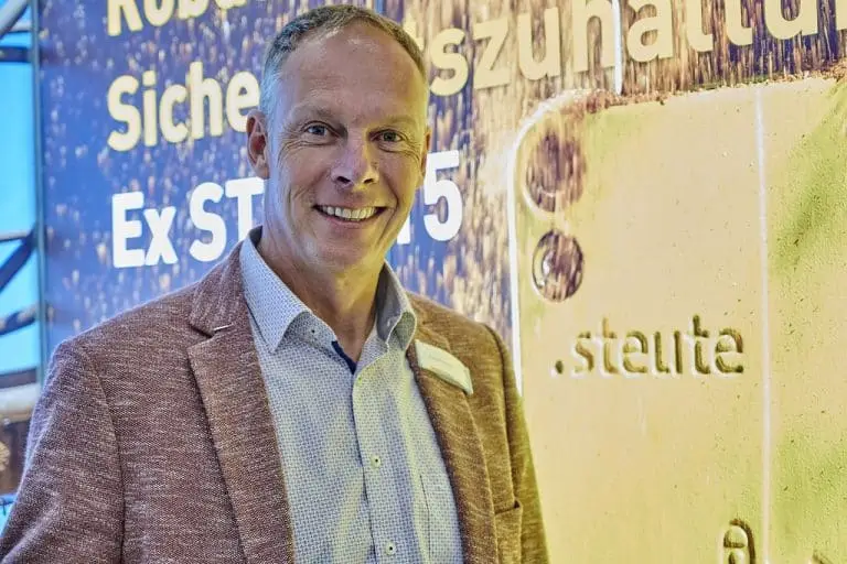 Frank Philippin, auf dem Messestand der Powtech 2023 der Frank steute