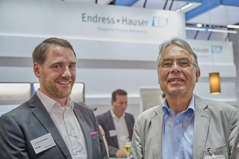 Für Frieder Bayerköhler und Stefan Zöbisch auf dem Messestand der Endress+Hauser der Powtech 2023