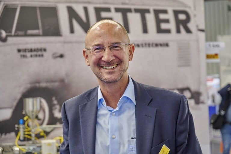 Jörg Dandl auf dem Netter Messestand der Powtech 2023