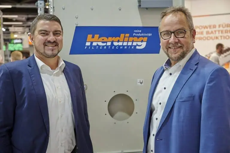 Johannes Götz und Armin Schulz auf dem Herding Messestand der Powtech 2023