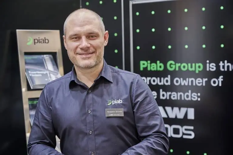 Konstantin Schmidt auf dem pia Messestand der Powtech 2023