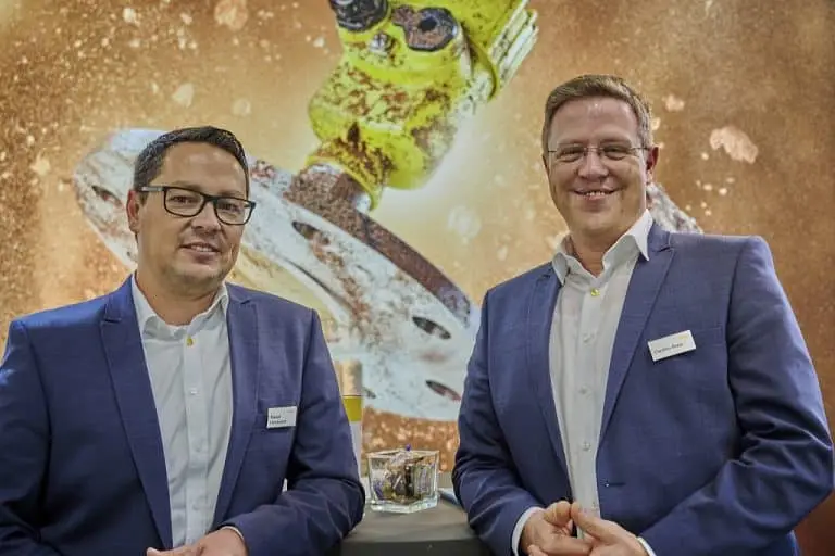 Manuel Hildebrandt und Carsten Bopp auf dem Vega Messestand der Powtech 2023