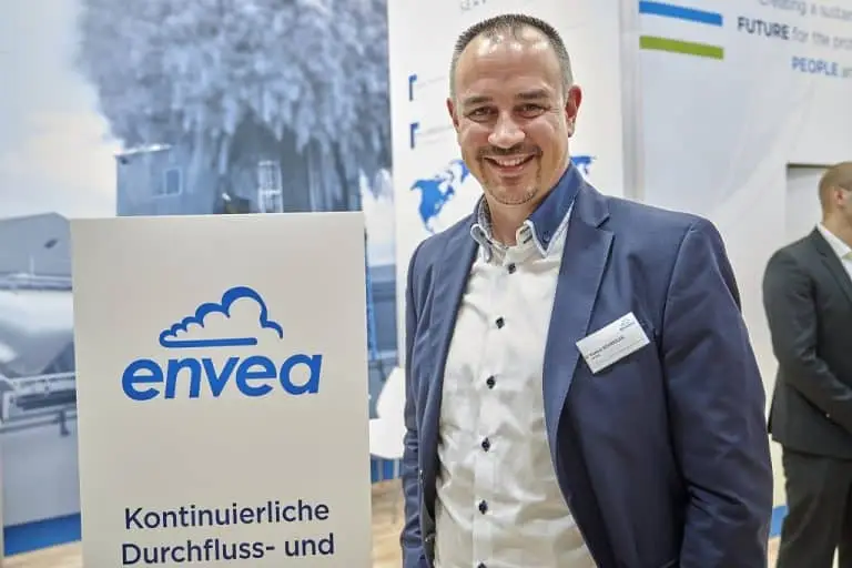 Markus Schindler auf dem envea Messestand der Powtech 2023