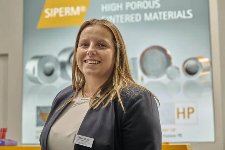 Nina Wilms auf dem siperm Messestand der Powtech 2023