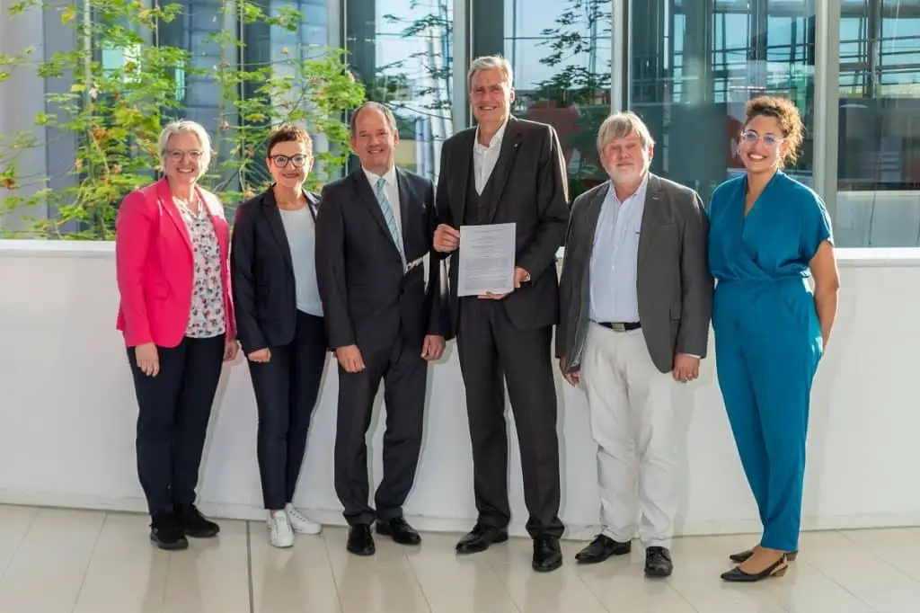 POWTECH Team und Technopharm Vertragsunterzeichnung v.l.n.r.: Heike Slotta, Executive Director Exhibitions NürnbergMesse; Petra Wolf, Executive Board Member NürnbergMesse; Prof. Dr. Jörg Breitkreutz, Präsident der APV; Peter Ottmann, CEO NürnbergMesse; Prof. Dr. Johannes Bartholomäus, Verantwortlicher für Messeveranstaltungen und Vorstandsmitglied der APV; Marianny Eisenhofer, Director POWTECH NürnbergMesse; - POWTECH TECHNOPHARM - After contract signing: f.l.t.r.: Heike Slotta, Executive Director Exhibitions NürnbergMesse; Petra Wolf, Executive Board Member Nürnberg Messe; Prof. Dr. Jörg Breitkreutz, President APV; Peter Ottmann, CEO NürnbergMesse; Prof. Dr. Johannes Bartholomäus, Board Member APV; Marianny Eisenhofer, Director POWTECH NürnbergMesse;