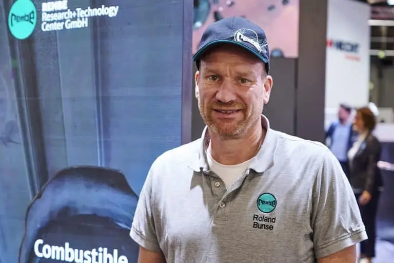 Roland Bunse auf dem Rembe Messestand der Powtech 2023